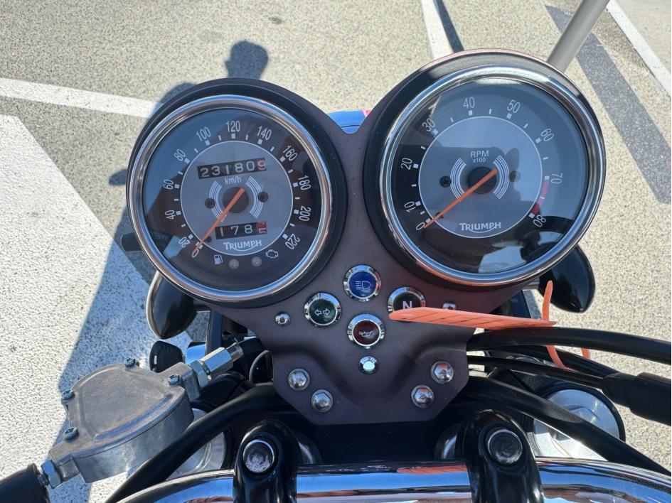 TRIUMPH BONNEVILLE 865 SE